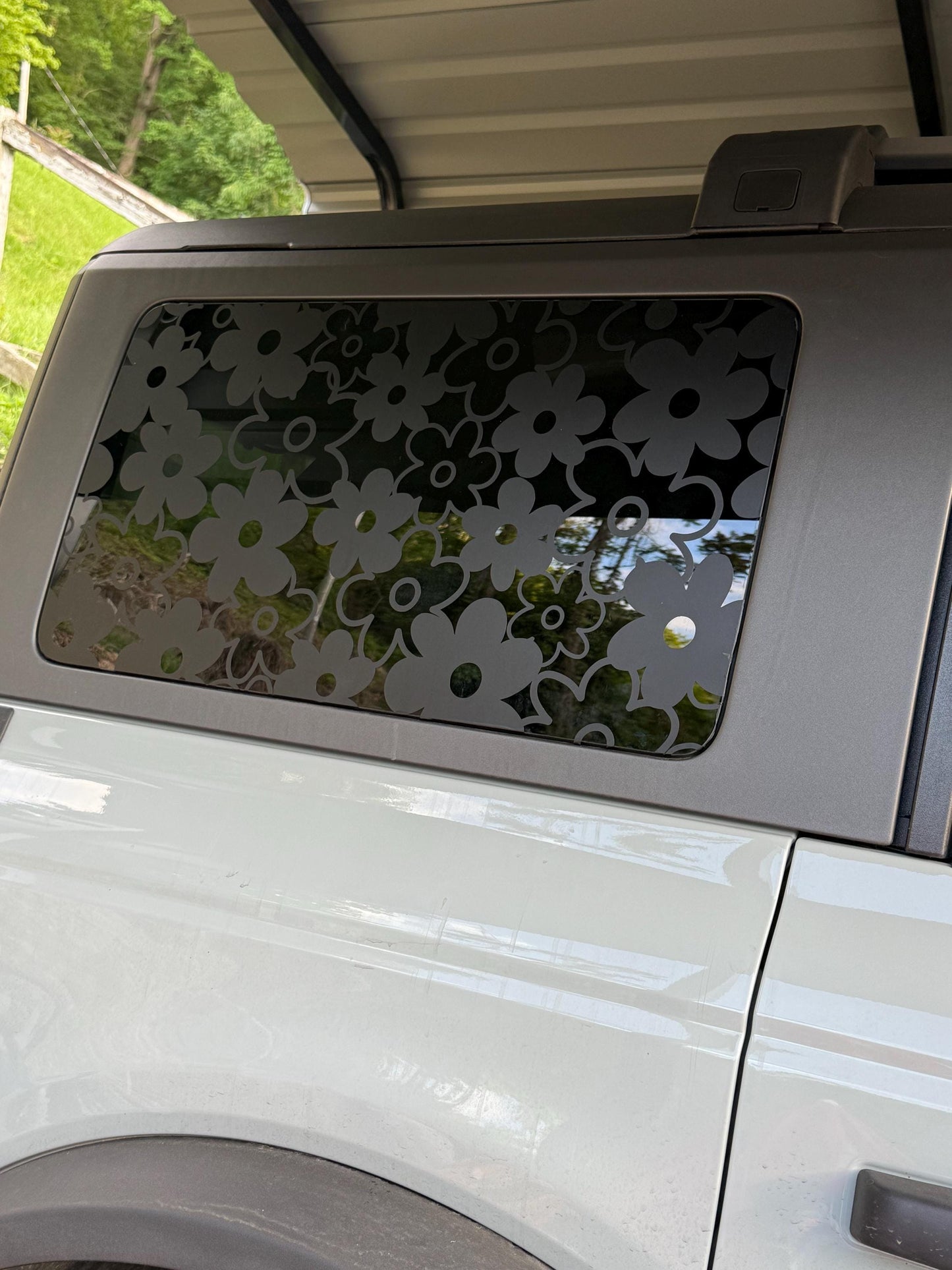 Retro Daisy Flower Rear Window Decal – Compatible with Ford Bronco Outer Banks (OBX) 4-Door (2021–2027)